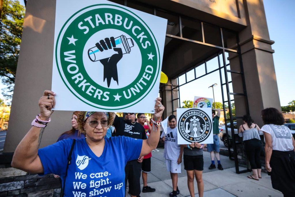 Į streiką išėjo „Starbucks” darbuotojai – siekiama susitarimo dėl geresnių darbo sąlygų