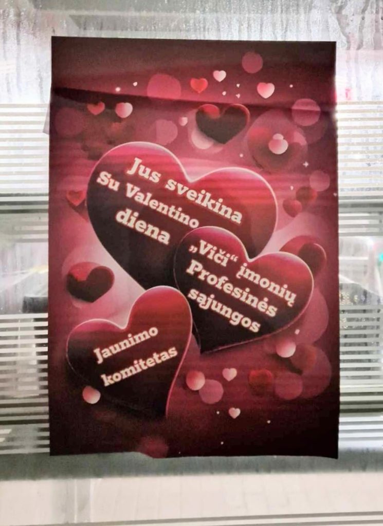 „Viči” įmonių Plungėje jaunimiečiai sveikino darbuotojus Šv. Valentino dienos proga